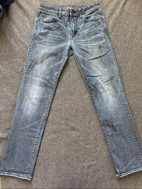 American Eagle Outfitters Men's Original Straight Faded Blue Jeans; 31/34